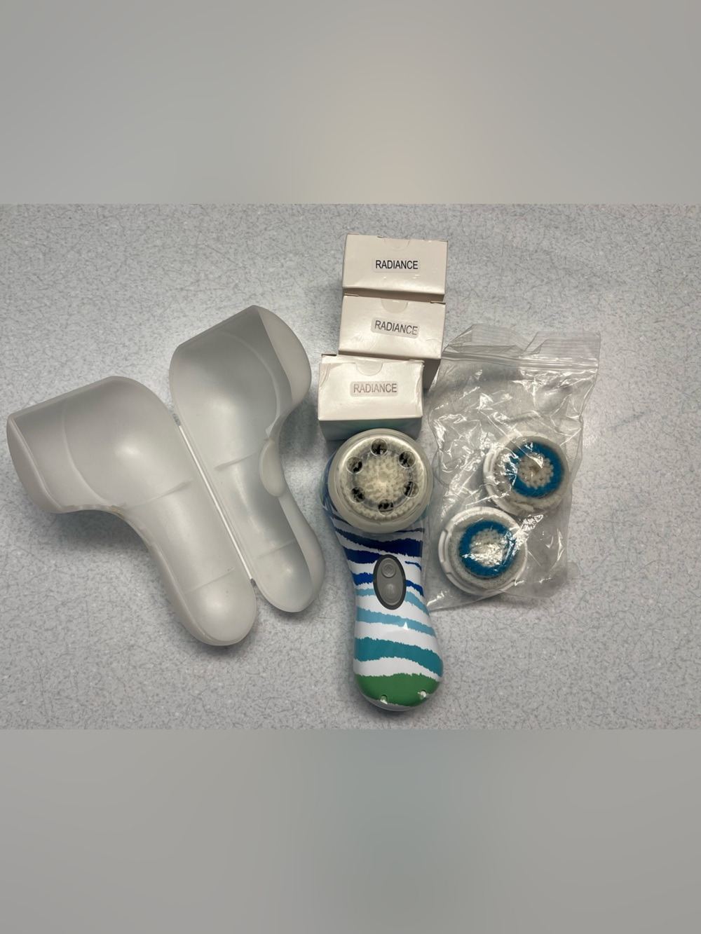 Clarisonic Mia 2 - with 6 heads, case and charger